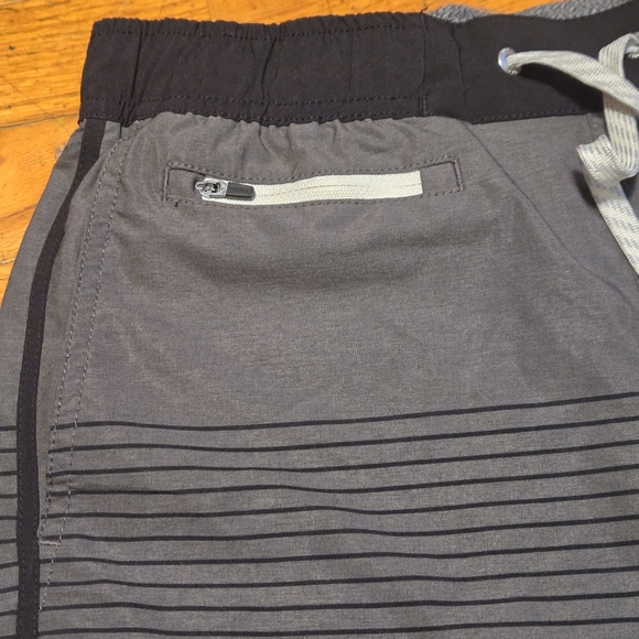 Vuori Banks Shorts Men's Small Gray W/ Black Stripes Swim Shorts (W28/29) - Picture 8 of 11